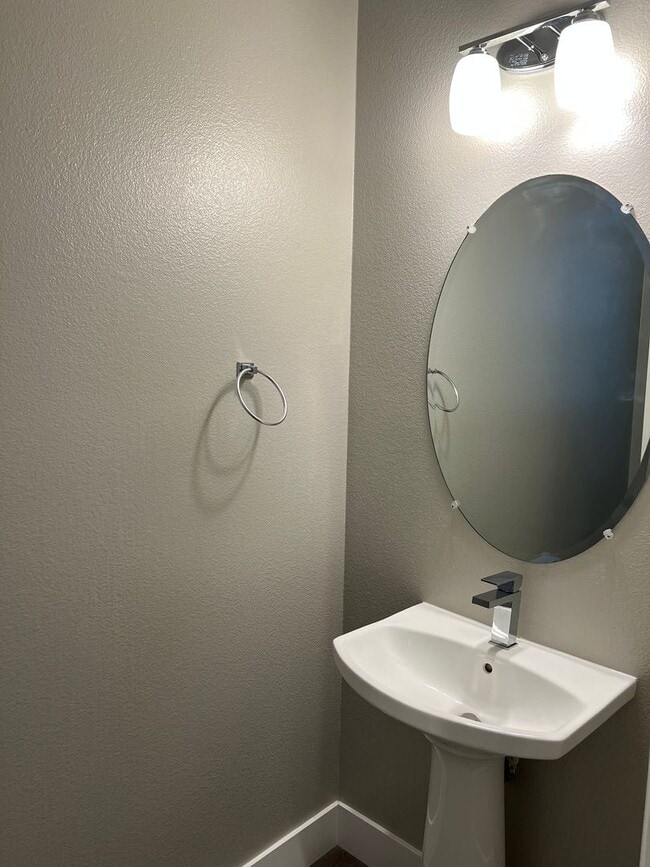 Building Photo - CONTEMPORARY BRIGHT SPACIOUS TOWNHOME WITH...