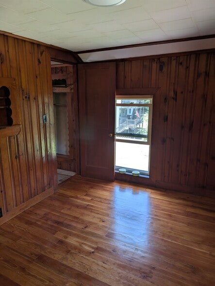 Building Photo - 127 Forest St