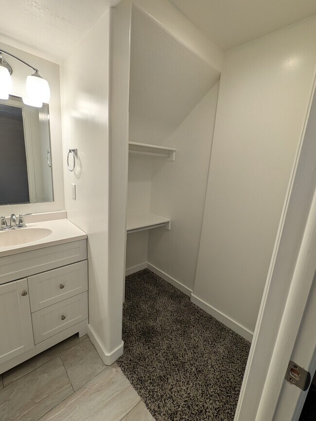 Building Photo - 5 Bedroom Home New Carpet and Paint