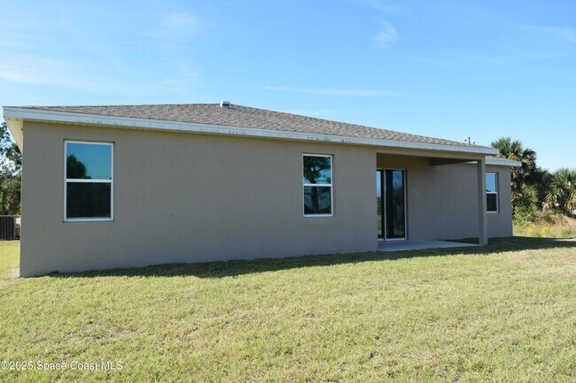 Building Photo - 3143 Fullerton Ave