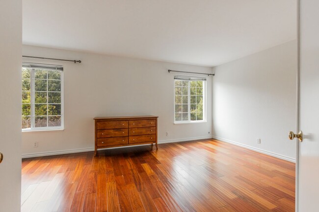 Building Photo - 1057 Iris Ave