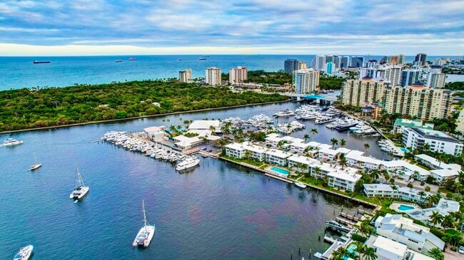 Building Photo - 2727 Yacht Club Blvd