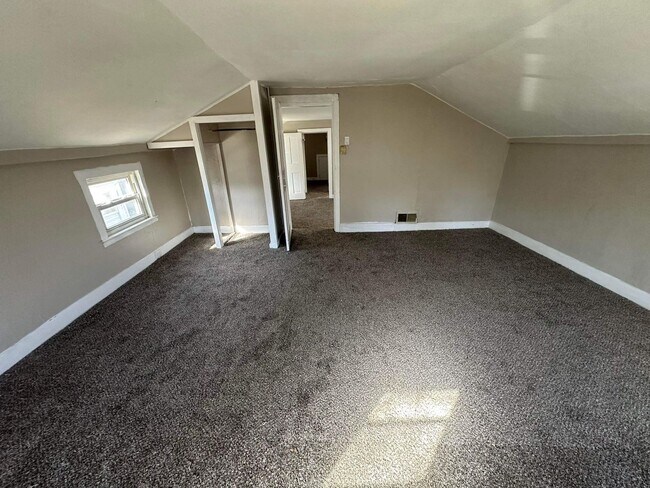 Building Photo - 3 Bedroom | 1 Bathroom | $1,500