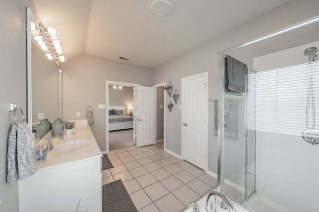Building Photo - The Best in Texas: 3Bed/2Bath w/Spacious Ensuite