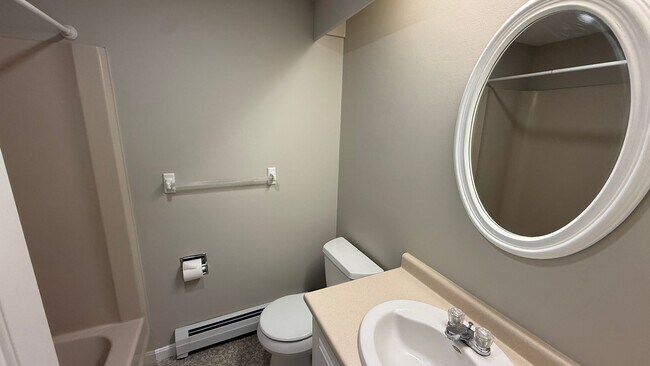 Building Photo - 2 BR with hardwood, private entrance/deck,...