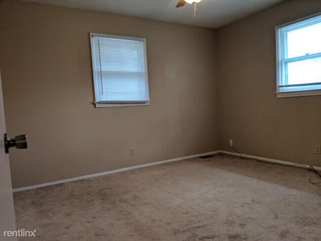 Building Photo - 3 br, 1.5 bath House - 4958 Marshall Dr