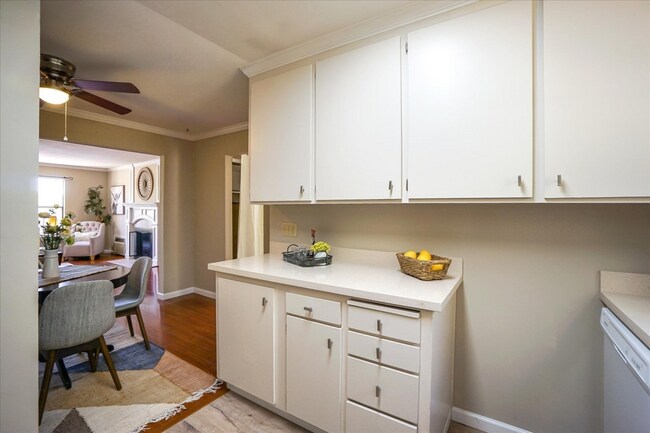 Building Photo - 250 Chilpancingo Pkwy