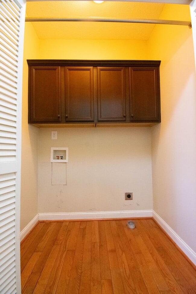 Building Photo - Available March 1! 4 Bedroom 2.5 Bathroom With Bonus and Screened in Porch!