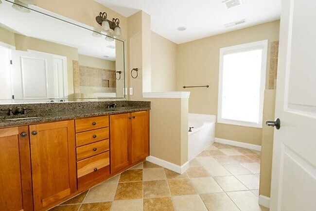 Building Photo - Gorgeous 3 Bedroom 2.5 Bathroom Townhome- Located in Stone Creek Village, Cary! Available August ...