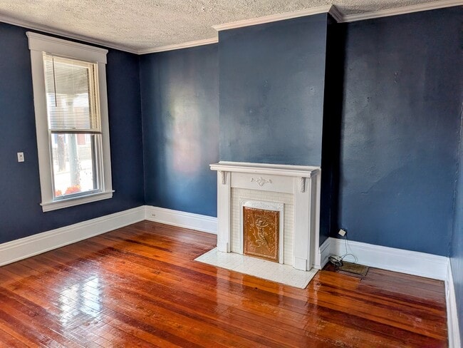 Building Photo - 624 W 12th St