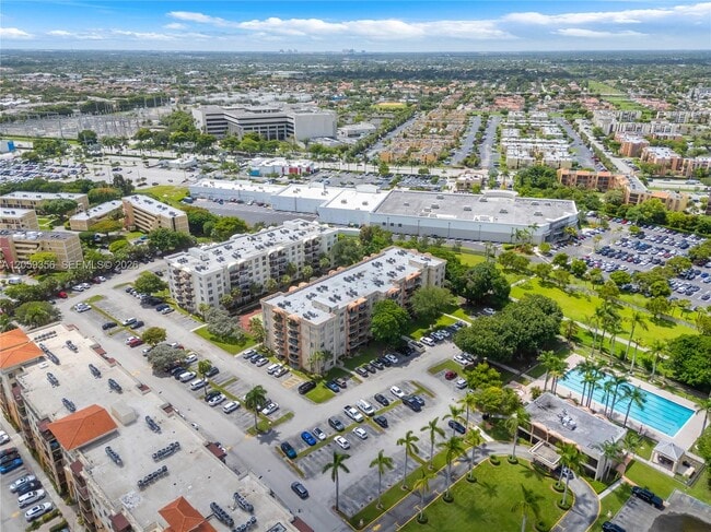 Building Photo - 9320 Fontainebleau Blvd