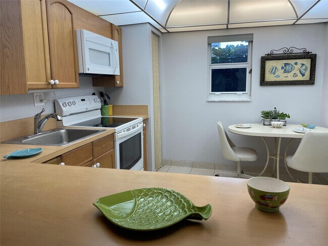 Building Photo - 4629 Poinciana St