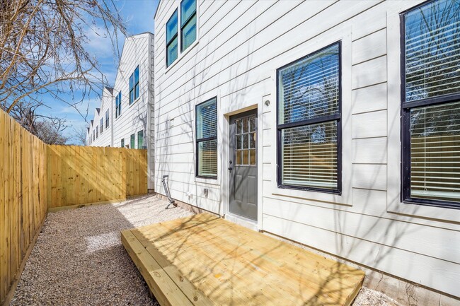 Building Photo - 925 Bianco Ln