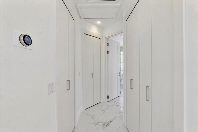 Building Photo - 410 Sabal Way