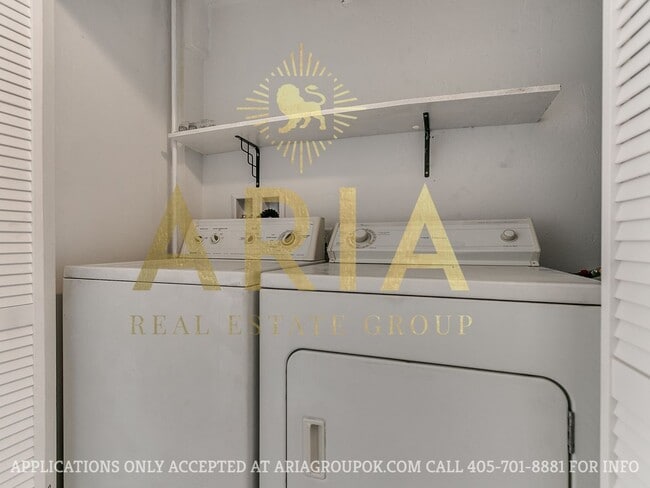 Building Photo - COMING SOON! 2 Bed/2 Bath Duplex Super Clo...