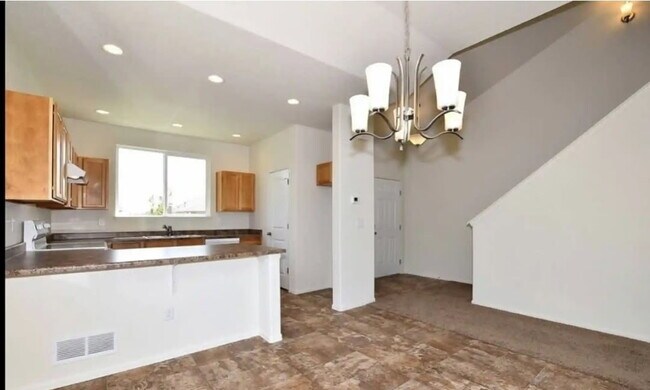 Building Photo - 262 Castle Dr