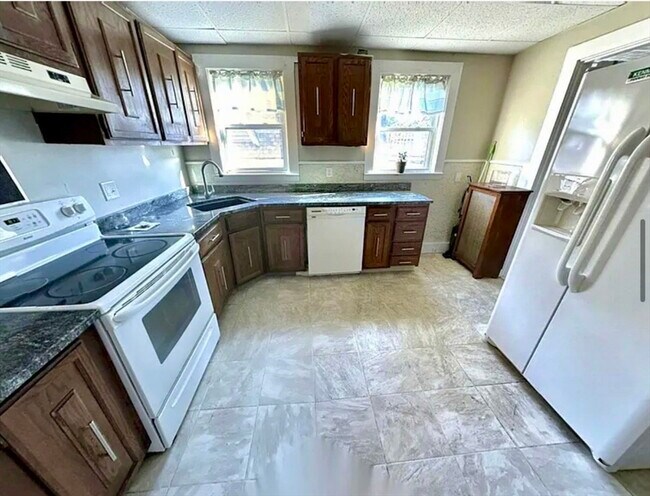 Building Photo - 14 Dow St