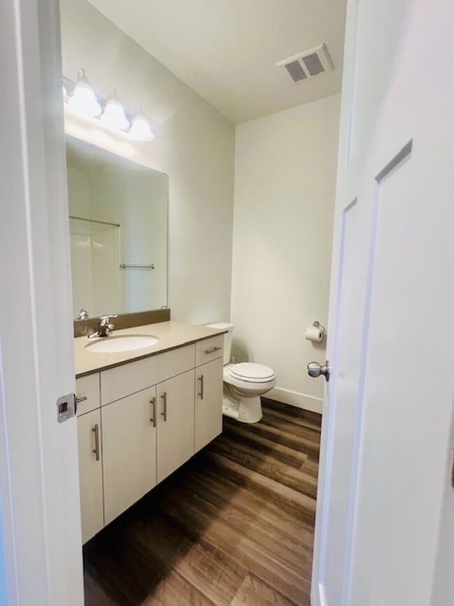 Building Photo - Brand-new Condo Conveniently Located in Ri...