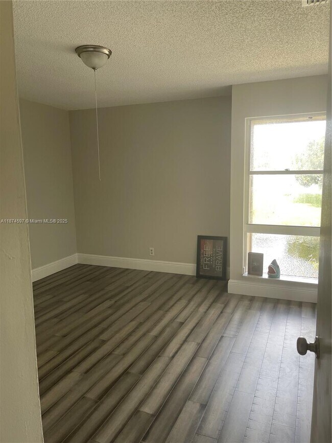 Building Photo - 8203 9th Ct
