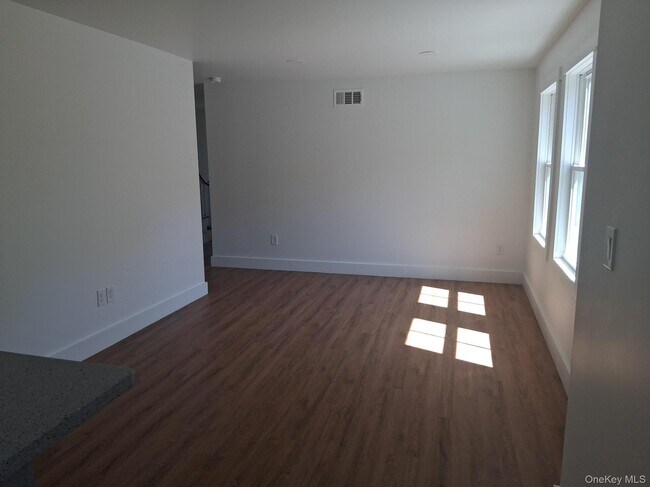 Building Photo - 11 Cedar St