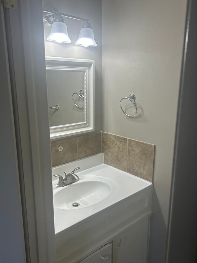 Building Photo - AVAILABLE NOW! Beautiful 3 Bedroom Home in...
