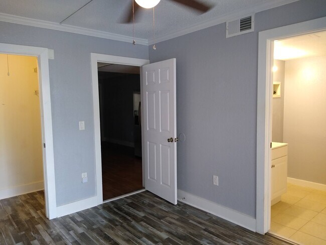 Building Photo - Blue Pointe