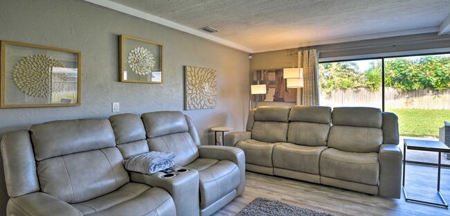 Building Photo - WALK TO THE BEACH! 4 bed, 2 bath, 2 car ga...