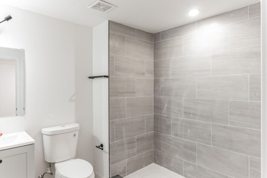 Building Photo - 812 N Holly St