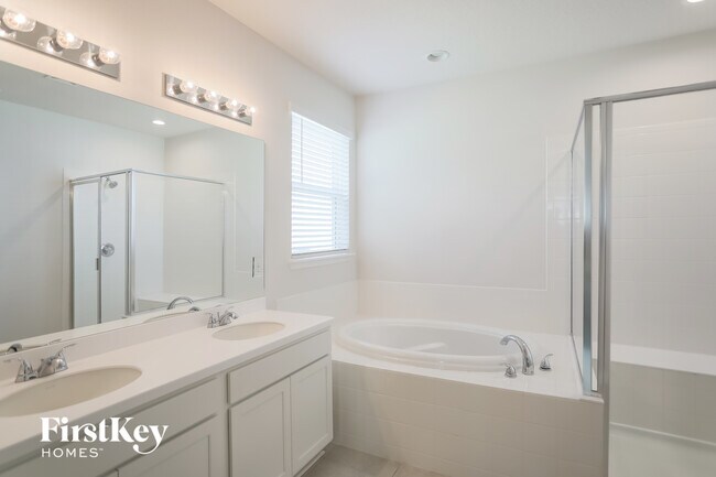 Building Photo - 2103 Amberly Dr