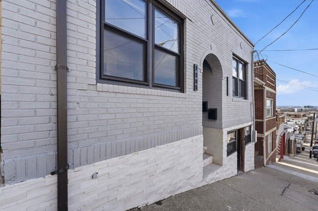 Building Photo - 1205 Hillside Pl