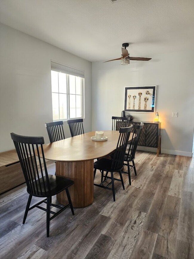 Building Photo - Gorgeous Home with 5 Bedrooms, 3 Baths, So...