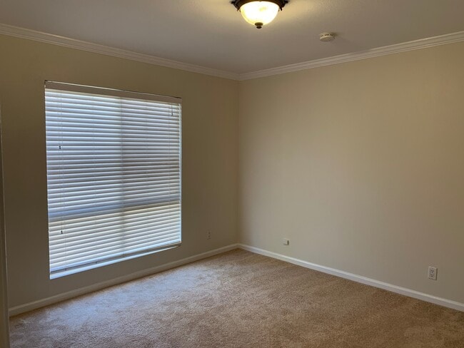 Building Photo - Light and Bright Two Story Townhome!