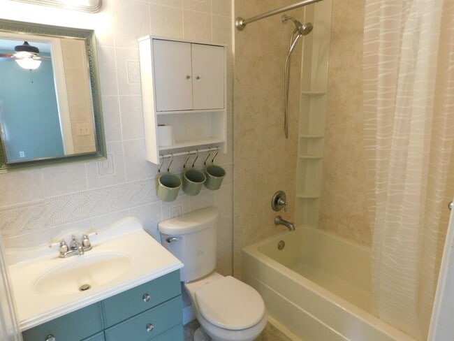 Building Photo - Quaint Family Home