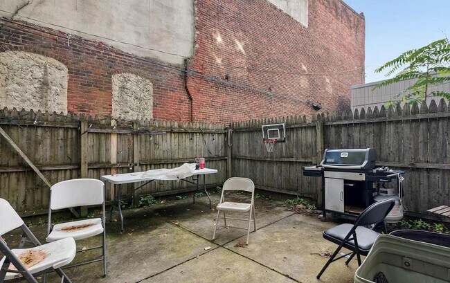 Building Photo - Stunning 6-Bedroom Townhome Near Temple University! Available August 2026!