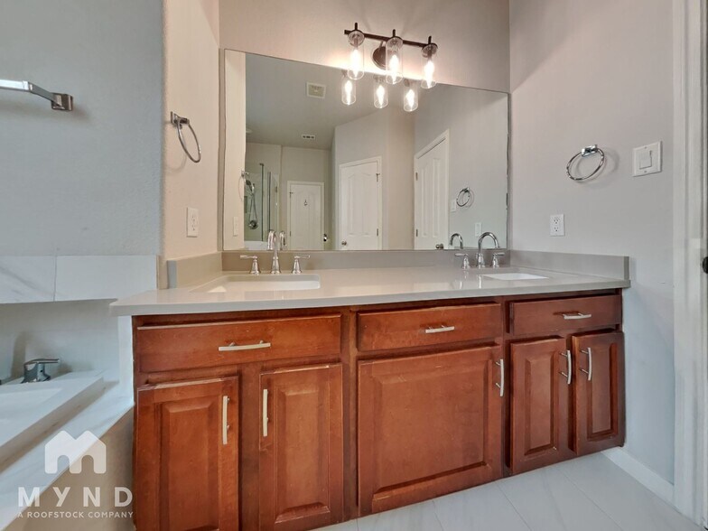 Building Photo - 8009 Levata Dr