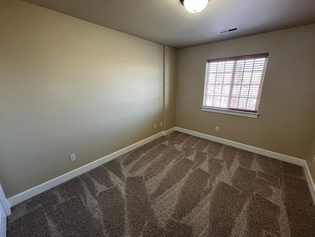 Building Photo - Beautiful and Spacious 4 Bed/2.5 Bath Home in NW Bend