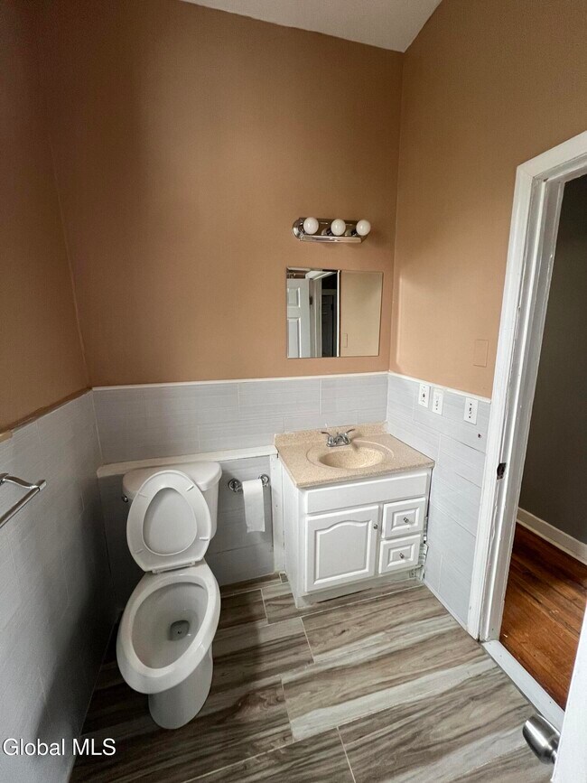 Building Photo - 613 Clinton Ave