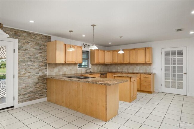 Building Photo - 2805 Lake Shore Dr