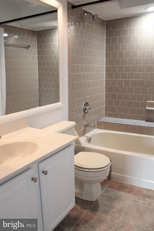 Building Photo - 27 Tudor Ct