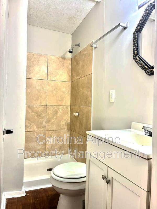 Building Photo - 405 S Oak St