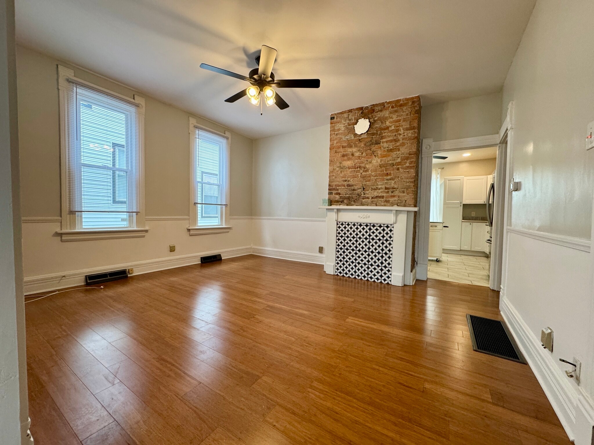 Building Photo - 121 Chicago Ave