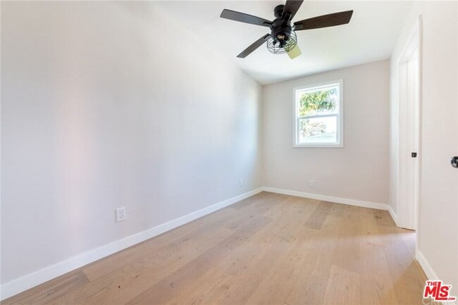 Building Photo - 1435 W 71st St