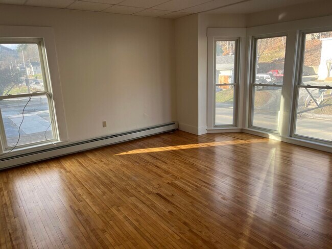 Building Photo - 281 Main St