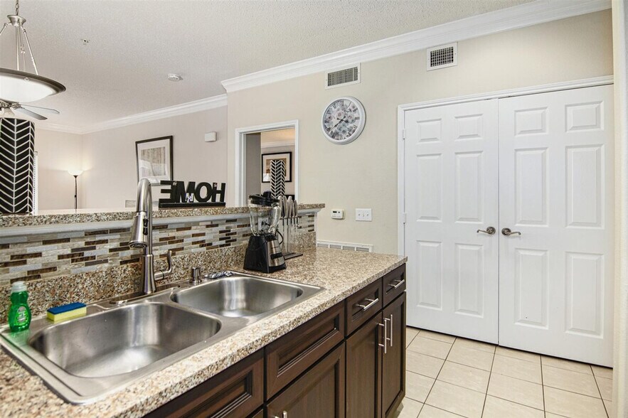 Building Photo - 2024 Post Oak Blvd