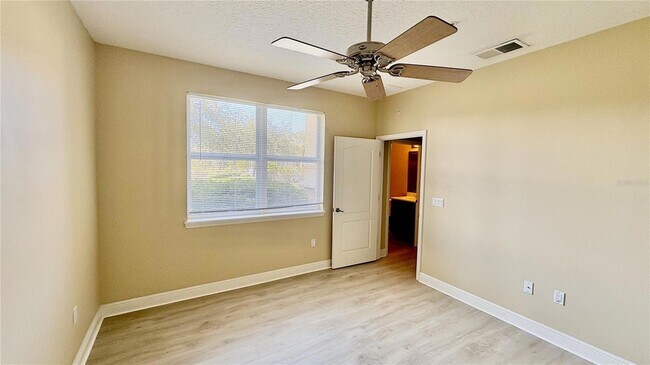 Building Photo - 115 Riverview Bend S