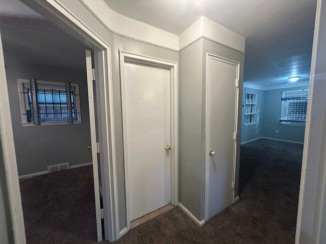 Building Photo - 9961 Vaughan St