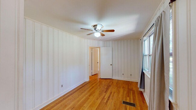 Building Photo - Cute 3 bedroom, 1 bath home tucked in a quiet cul-de-sac