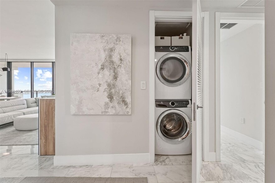 Building Photo - 1451 Brickell Ave