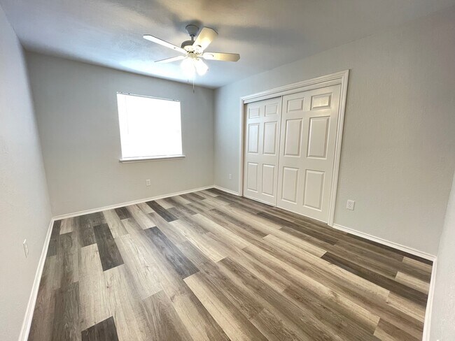 Bedroom - 1006 W Kelly Ave