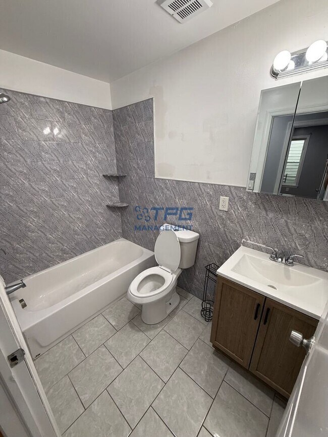 Building Photo - 495 S 18th St